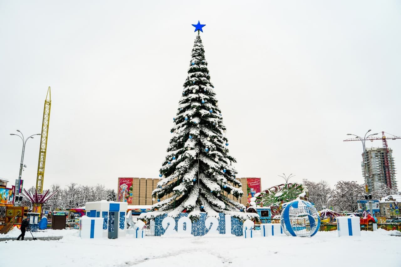 Фигурка Дед Мороз бело-красного цвета