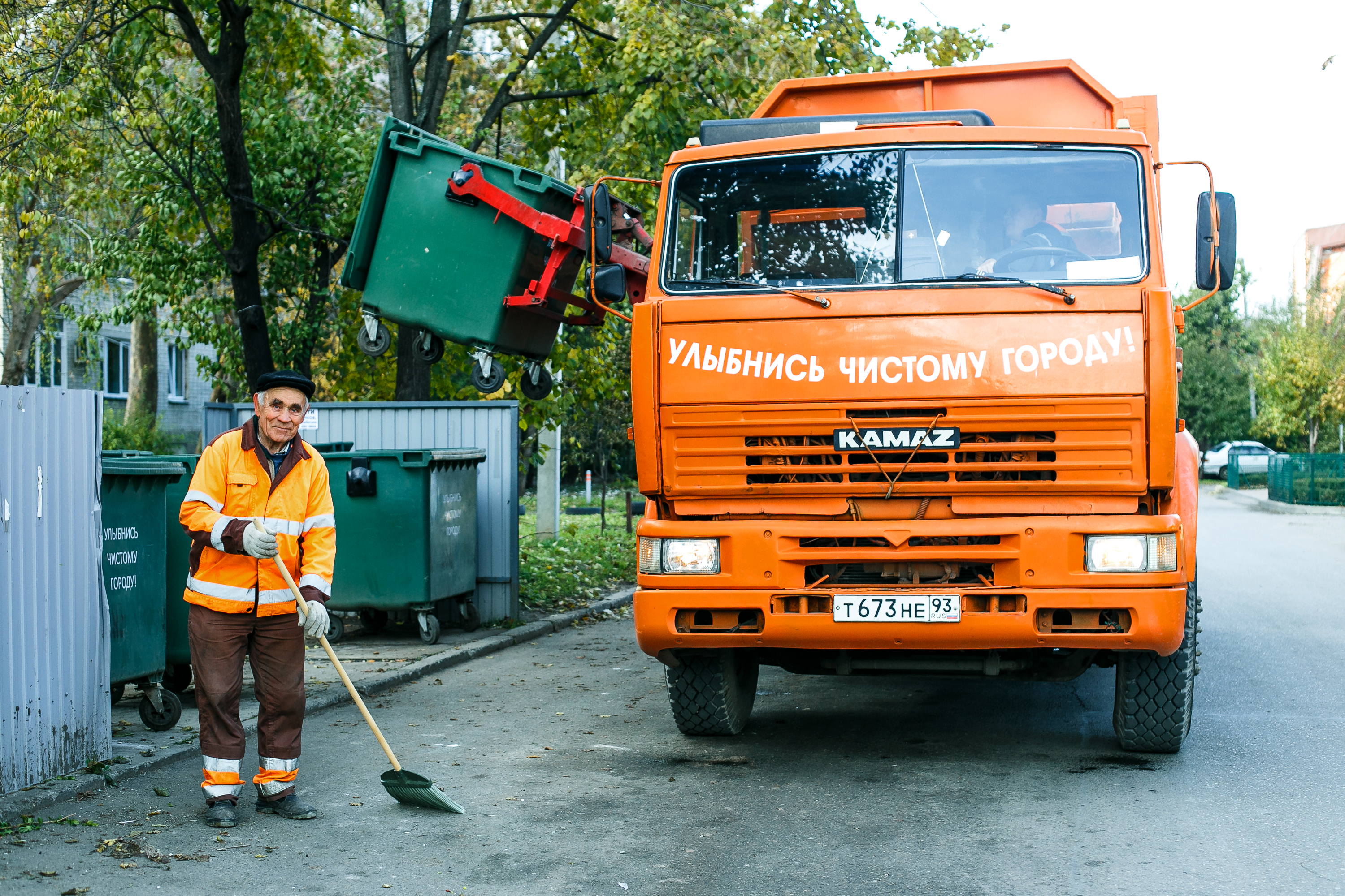 В Краснодаре ежедневно убирают более 15 тысяч кубометров мусора с  контейнерных площадок - Краснодарские известия