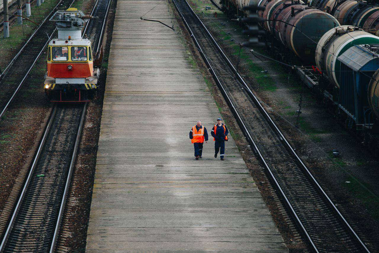 На Кубани поезд Москва - Адлер врезался в легковушку - Краснодарские  известия