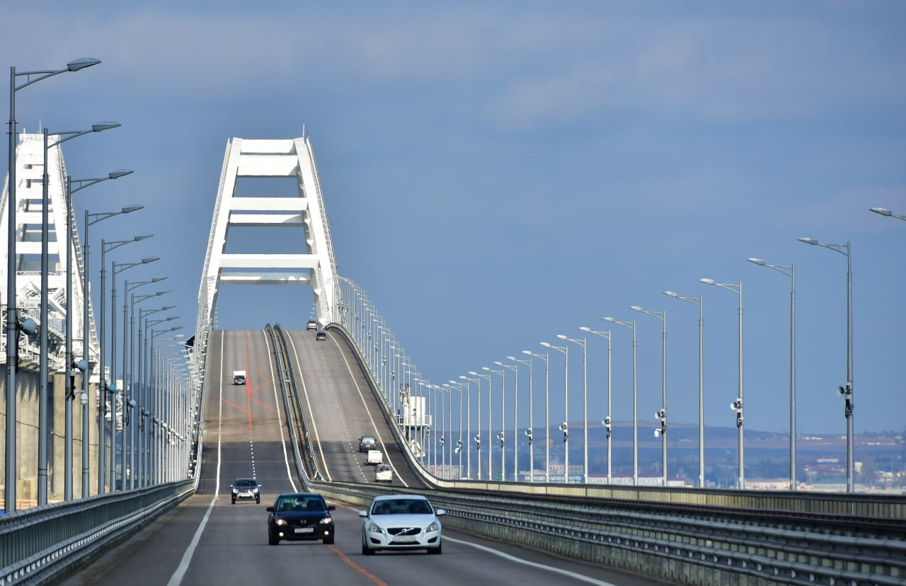 Пробка перед Крымским мостом со стороны Кубани уменьшилась до 2 км