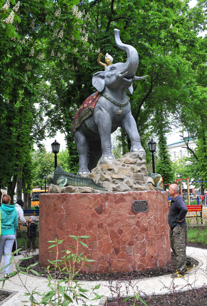 Мальчик со слоником и Ленин с матросом: гид по блуждающим скульптурам Краснодара