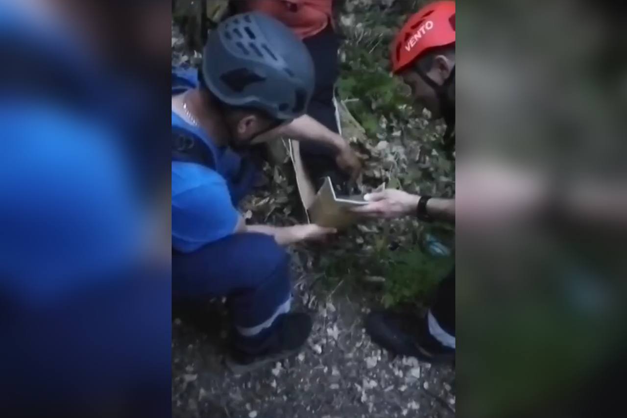 В Апшеронском районе спасатели помогли туристке с травмой ноги
