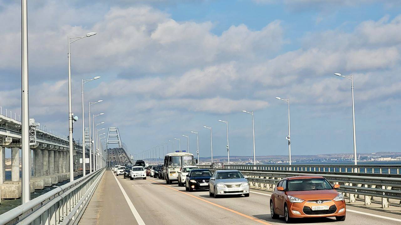 Две очереди и полный досмотр: как проверяют машины перед Крымским мостом в 2024 году