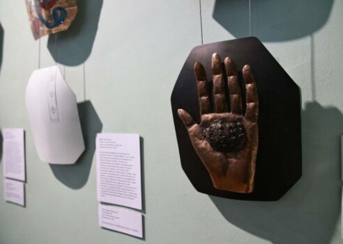 В Краснодаре открылась выставка с картинами на пластинах от бронежилетов