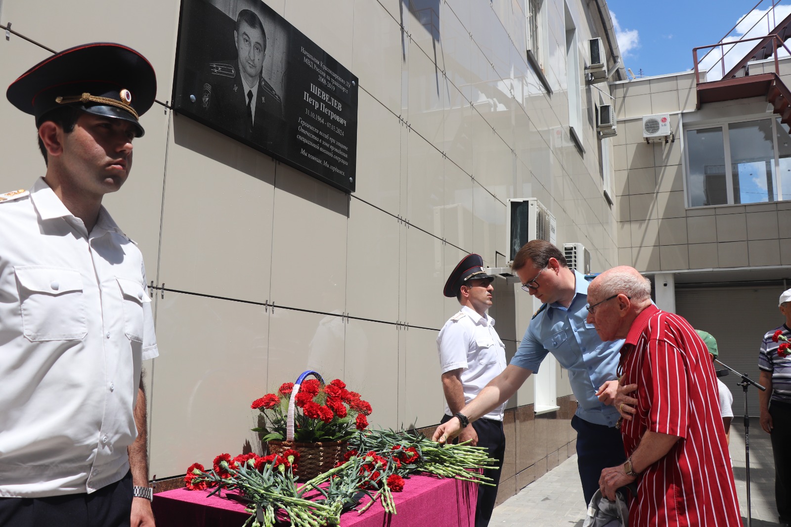 В Краснодаре открыли мемориальную доску погибшему на СВО герою