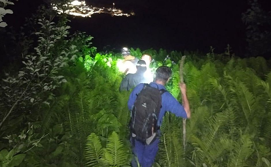 В Сочи спасатели вывели туристов со склона хребта Аибга