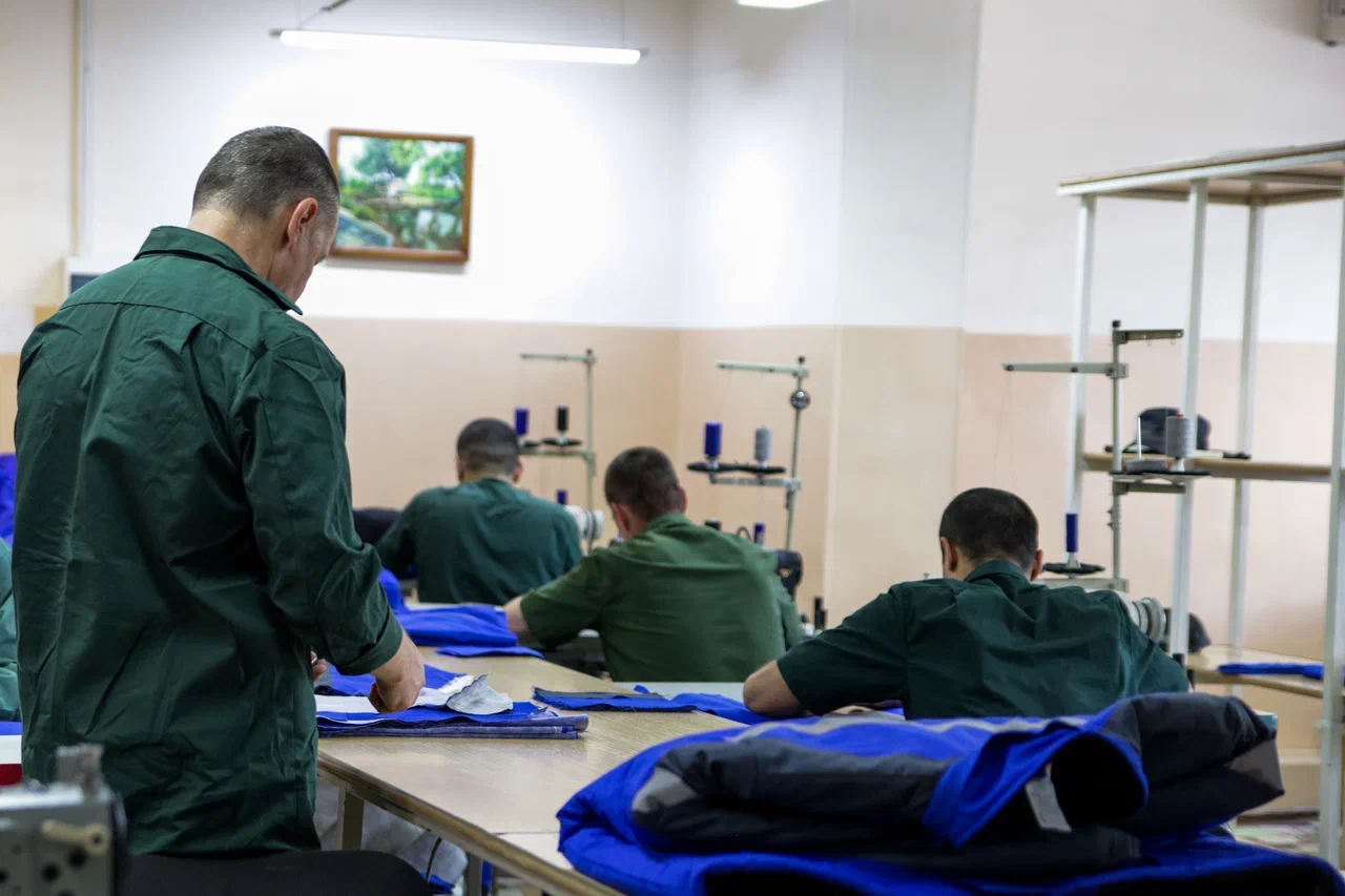 На Кубани заключенные производят лавочки, собачьи будки и мангалы