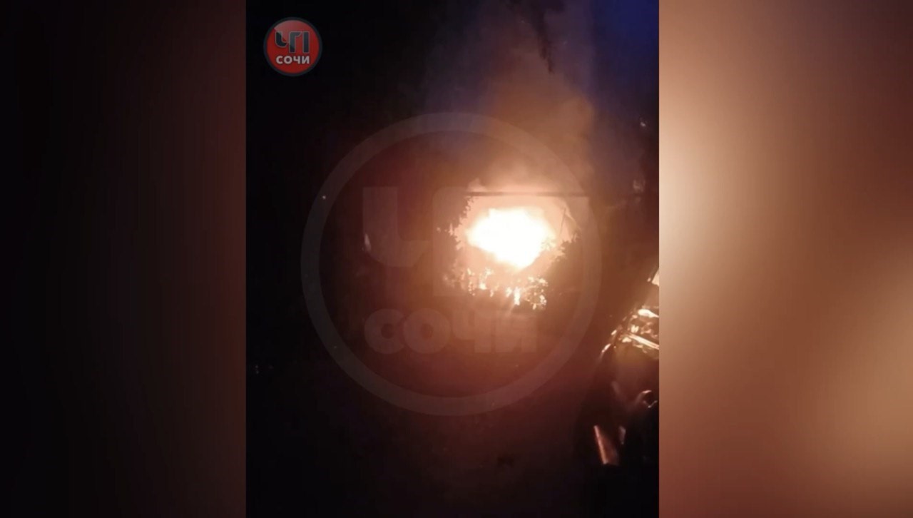 В Хостинском районе Сочи загорелся частный дом