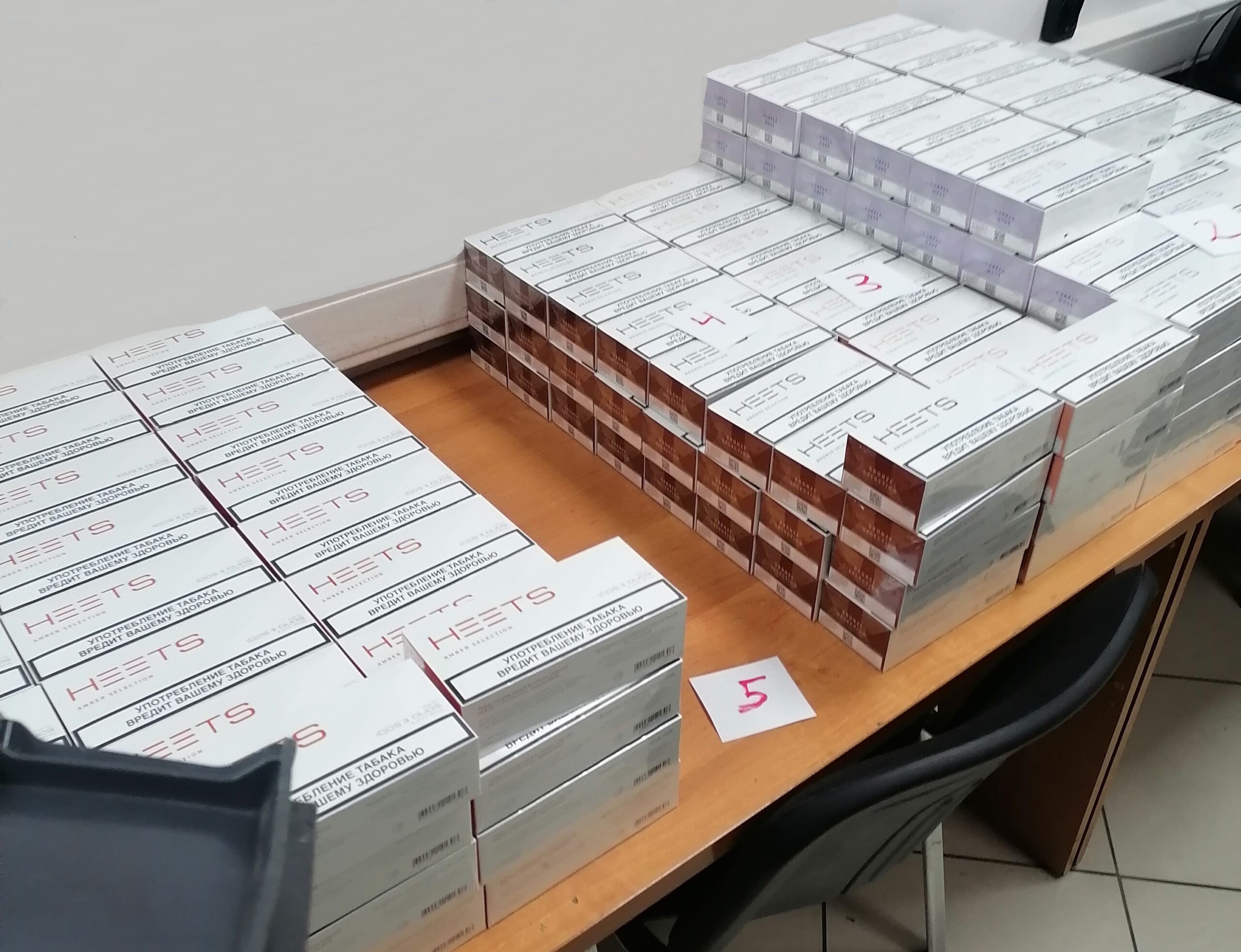 В аэропорту Сочи у пассажира изъяли 3 тысячи пачек табачной продукции