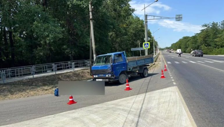 В пригороде Краснодара грузовик насмерть сбил молодую женщину