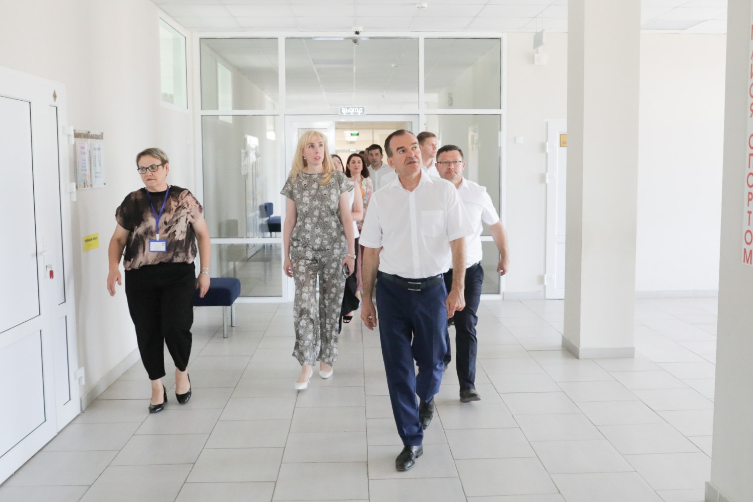 Вениамин Кондратьев и Анна Минькова посетили обновленную школу №1 в Крыловском районе